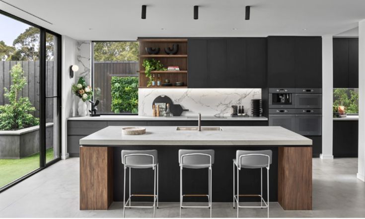 Natural Tones in a Black Kitchen